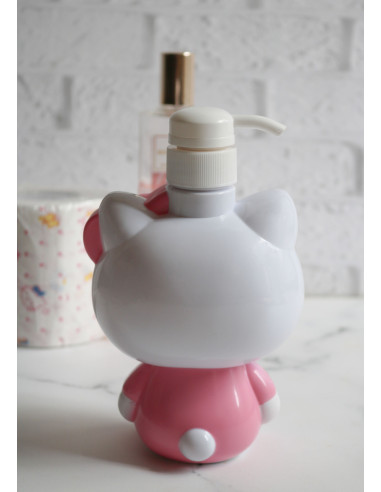 جامایع هلو کیتی نشسته