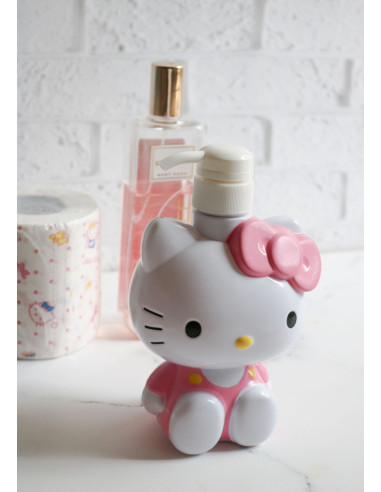 جامایع هلو کیتی نشسته