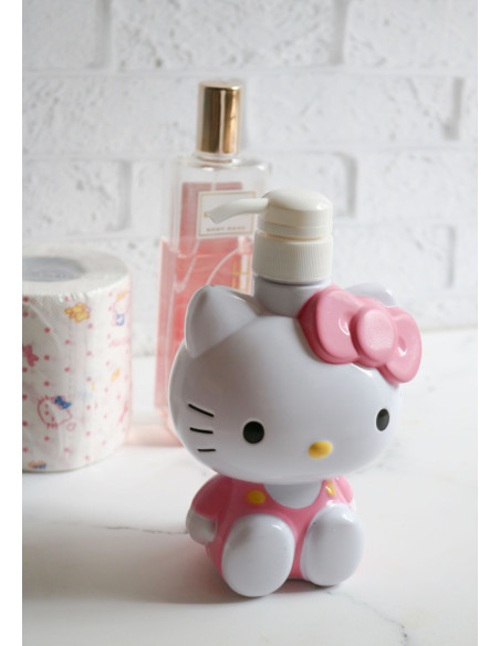 جامایع هلو کیتی نشسته