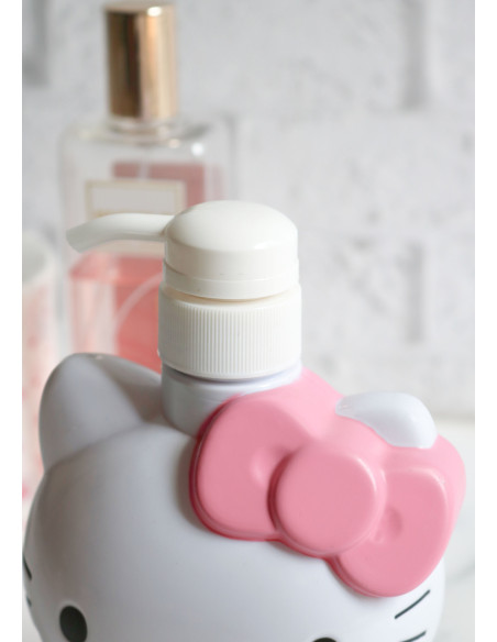 جامایع هلو کیتی نشسته