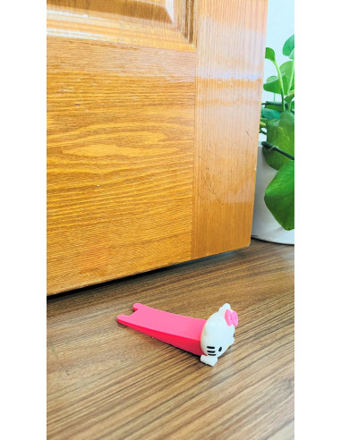 جلو دری هلو کیتی