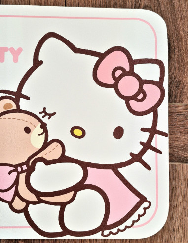 زیر بشقابی هلو کیتی
