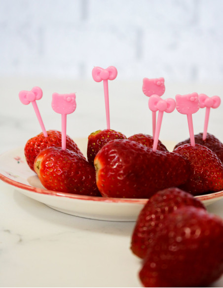 خلال مزه خوری هلو کیتی