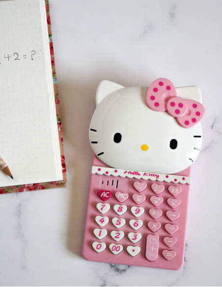 ماشین حساب صورتی با دکمه های قلبی