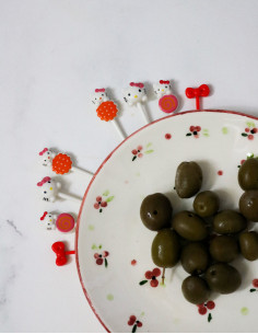 خلال مزه خوری هلو کیتی