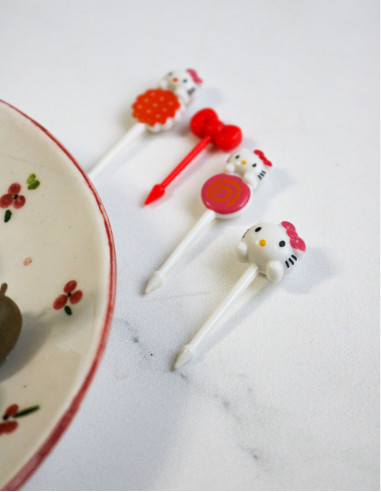 خلال مزه خوری هلو کیتی