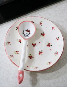 قاشق کنار گاز هلو کیتی