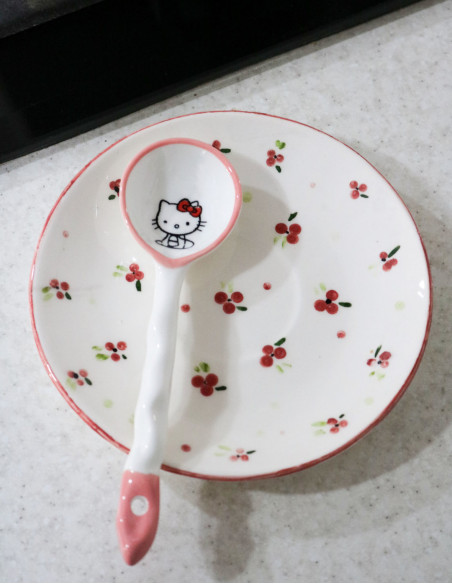 قاشق کنار گاز هلو کیتی