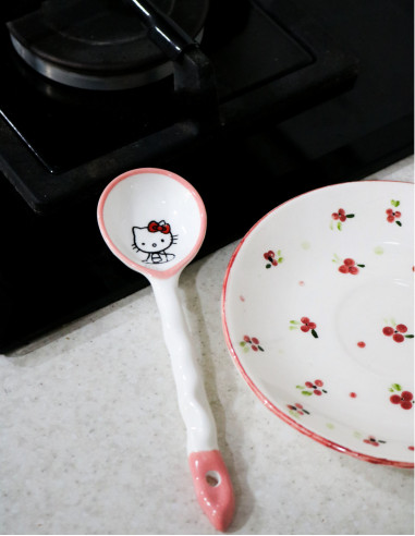 قاشق کنار گاز هلو کیتی