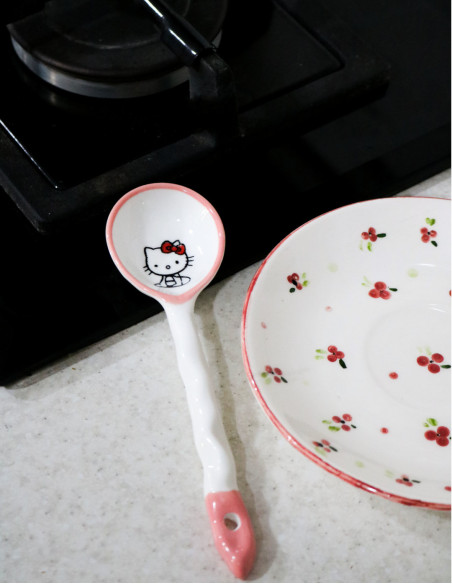 قاشق کنار گاز هلو کیتی