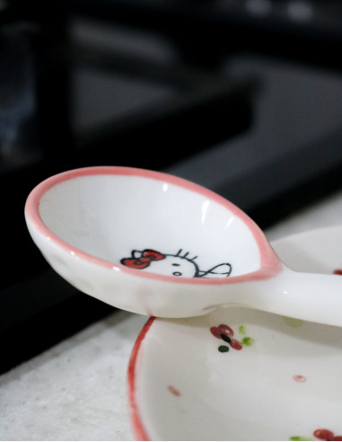 قاشق کنار گاز هلو کیتی