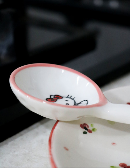 قاشق کنار گاز هلو کیتی